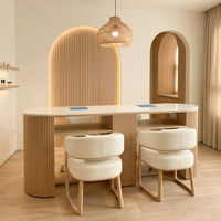 Table de manucure double poste de luxe avec plateau blanc, base en lattes de bois, 2 chaises crème dorées et étagères de rangement pour salon de manucure