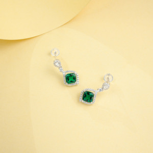 Boucles d'oreilles pendantes en argent sterling 925 avec émeraude ovale de laboratoire et halo de zirconiums, motif floral plaqué or pour mariage - Product Image 2
