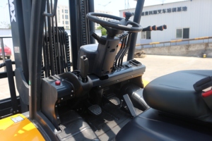 <span class=keywords><strong>Chariot</strong></span> élévateur tout-terrain 4x4 de 5 tonnes certifié CE YCMG, <span class=keywords><strong>chariot</strong></span> élévateur diesel tout-terrain pour la construction et l'agriculture - Product Image 3