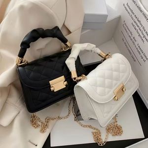 Bolsa tote femenina de cuero vacuno de alta calidad, estilo bohemio vintage con detalles de cadena, ideal para todas las ocasiones. - Product Image 1