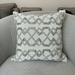 Accents Artistiques Coussin Brodé Perlé Strass Bijoux Beige Cristaux Étincelle Argent Coton De Luxe - Product Image 1