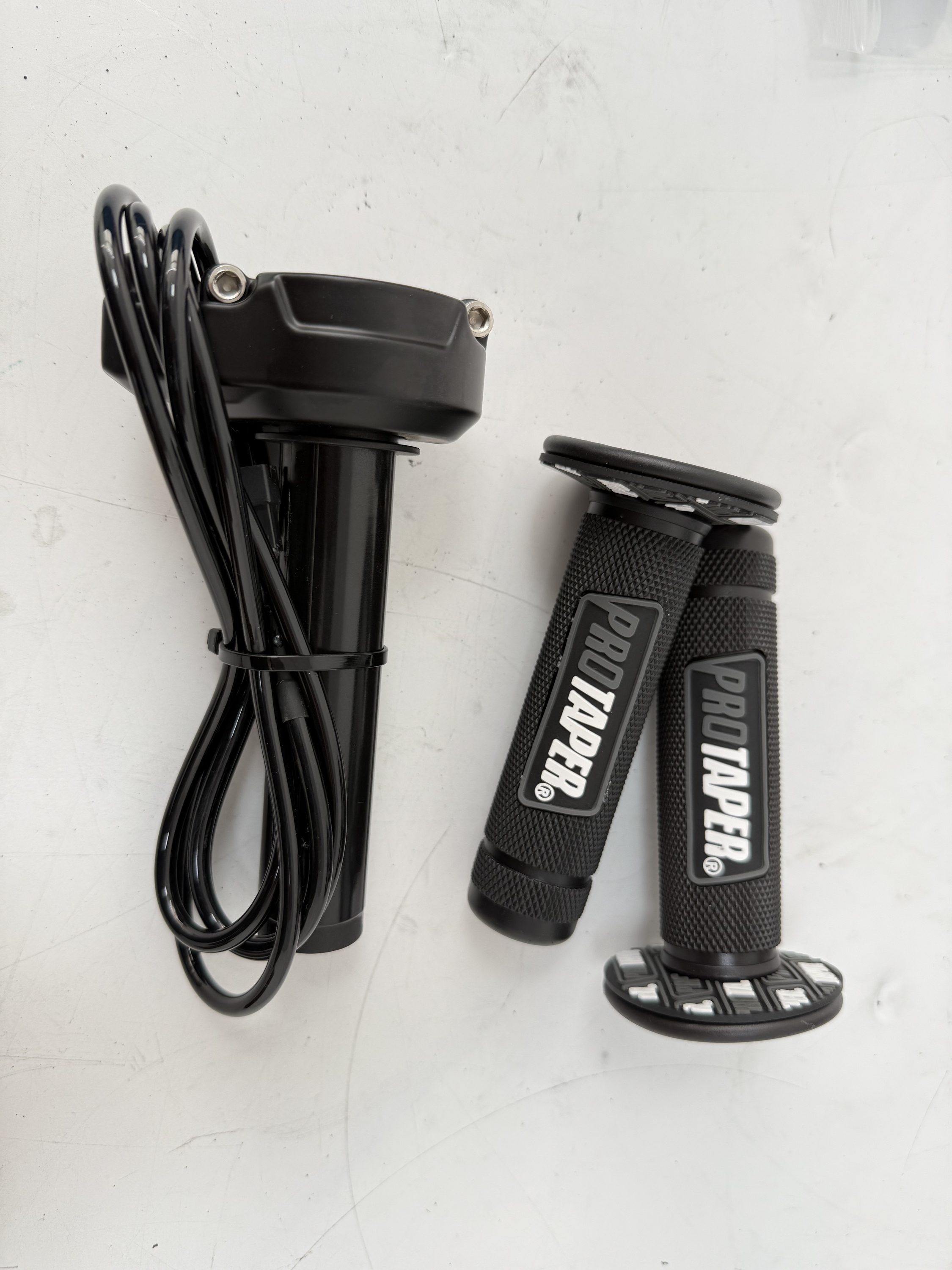 Black Pro taper Grips+Surron throttle