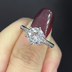 Anello di Diamanti F1402 per Donna, Classico Anello di Fidanzamento con Diamante Rotondo Taglio Brillante Coltivato in Laboratorio e Pietre Laterali - Product Image 2