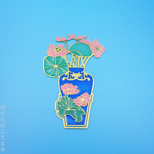 Marcapáginas Metálico con Diseño de Jarrón de Porcelana Azul y Blanca, 50x30mm, Reutilizable, Colores Mezclados, Tono Dorado, Impresión Troquelada - Product Image 1