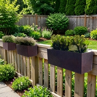 Jardinières auto-arrosantes en vrac pour fenêtres - Pots de jardin sur pied durables avec finition en rotin pour l'approvisionnement B2B