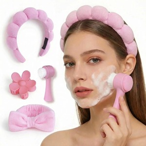 Set <span class=keywords><strong>di</strong></span> quattro accessori per capelli da donna all'ingrosso: fermagli a corona alta con <span class=keywords><strong>fiori</strong></span> fatti a mano, fascia per capelli a nuvola e pennello per il trucco (per lavare il viso) - Product Image 1