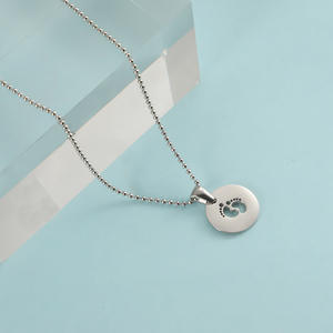 Collar con colgante <span class=keywords><strong>de</strong></span> pie <span class=keywords><strong>de</strong></span> bebé <span class=keywords><strong>de</strong></span> acero inoxidable superventas transfronterizo, regalo del Día <span class=keywords><strong>de</strong></span> la madre para mamá recién nacida, <span class=keywords><strong>cadena</strong></span> <span class=keywords><strong>de</strong></span> cuentas <span class=keywords><strong>de</strong></span> Palma <span class=keywords><strong>de</strong></span> pie hueco - Product Image 6