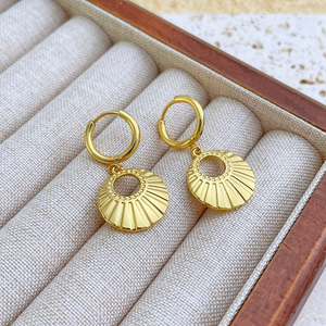 Anting-anting lingkaran berbahan baja bedah 316L ukuran 18G dengan gaya geometris, trendi, dilengkapi liontin, dilapisi emas 18K PVD untuk wanita. - Product Image 3