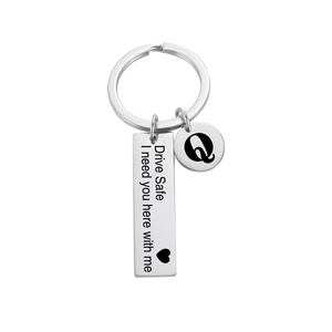 LLavero de acero inoxidable con grabado del abecedario personalizado <span class=keywords><strong>para</strong></span> parejas, llavero con 26 letras, regalo <span class=keywords><strong>para</strong></span> novio y novio - Product Image 1