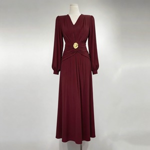 Robe longue de soirée formelle en satin bordeaux pour femme, col en V, manches classiques, infroissable, avec anneau métallique à la taille, pour demoiselle d'honneur et mariage - Product Image 5