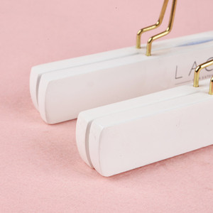 Porte-perruques de luxe en bois blanc de haute qualité à un seul niveau avec logo personnalisé, polyvalent pour la garde-robe et le salon - Product Image 3