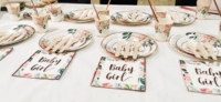 Ensemble de vaisselle moderne pour fête de naissance à thème floral rose doré, assiettes, serviettes, gobelets, couteaux et fourchettes en papier écologiques