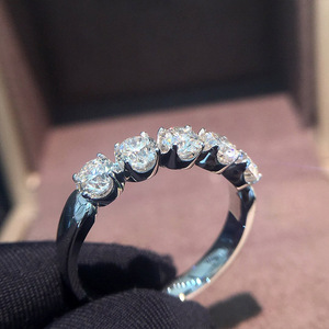 Anello a fascia impilabile da donna con pavé completo di zirconi, gioiello semplice e alla moda - Product Image 3