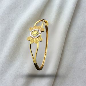 Brazalete Floral Chapado en Oro para Mujer, Elegante Diseño de Kada, Joyería de Moda para Uso Diario, Ligero - Product Image 1