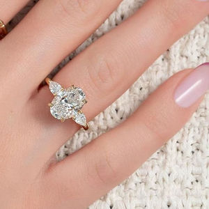 Bague élégante pour femme en argent 925 plaqué rhodium avec diamants de laboratoire et pierres latérales, certifiée IGI, bijou de fiançailles classique et raffiné - Product Image 3