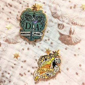 Cadeaux <span class=keywords><strong>de</strong></span> noël personnalisé <span class=keywords><strong>pas</strong></span> <span class=keywords><strong>cher</strong></span> fenêtres magiques émail épingles ensemble Badge émail épinglettes Potter métal Europe plaqué personnage d'art populaire - Product Image 2