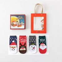 Jingwen OEM éléments de Noël magnifique boîte cadeau dessin animé tridimensionnel mignon mi-tube rouge noël femmes chaussettes