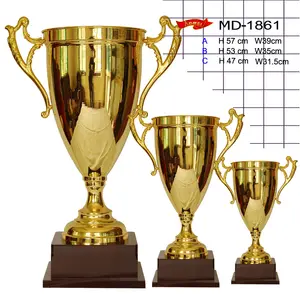 Nuovo design di alta qualità big metal football golf trophy cup custom soccer sports award trophy base in legno