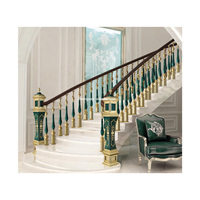 Planche de pierres précieuses, design d'intérieur de luxe, villa à Dubaï, main courante d'escalier en pierre de malachite, pilier