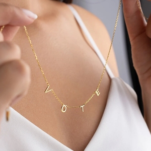 Cao Đánh Bóng Vàng Mạ Thép Không Gỉ Chữ Lồng Mặt Dây Chuyền Vòng Cổ Cuộc Bầu Cử Vòng Cổ Với Tùy Chỉnh Monogram Quà Tặng Cho Cô - Product Image 6