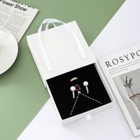 Petite boîte d'expédition portable de luxe pour bijoux boucle d'oreille bracelet bijoux boîte cadeau emballage pour bijoux boîte à bijoux personnalisée avec poignée en ruban