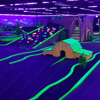 Interaktives Indoor-Spielplatzgerät Fluoreszierende Wandmalerei Mini-LED Leuchtende Schwarzlicht-Hole-Golf-Anlage Vergnügungspark PP-Material