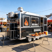 Remorque de restauration mobile avec porte arrière, table pliante, machine à kebab et comptoir pour shawarma dans la rue de nuit de Berlin
