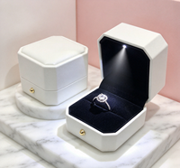 Boîte carrée en PU blanc mat haut de gamme, faite à la main, avec fermeture magnétique, doublure en velours noir, couvercle rabattable, éclairage LED intégré