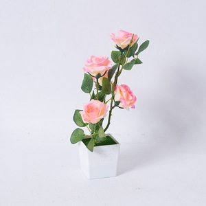 Flor Artificial de Rosa de 5 Cabezas en Maceta, Decoración para el Hogar, Floristería Yiwu Datuo - Product Image 3