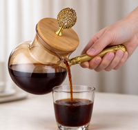 Carafe à café en verre ambré avec couvercle en bambou, décor en feuille ajourée dorée et poignée dorée texturée, bouilloire à café en borosilicate