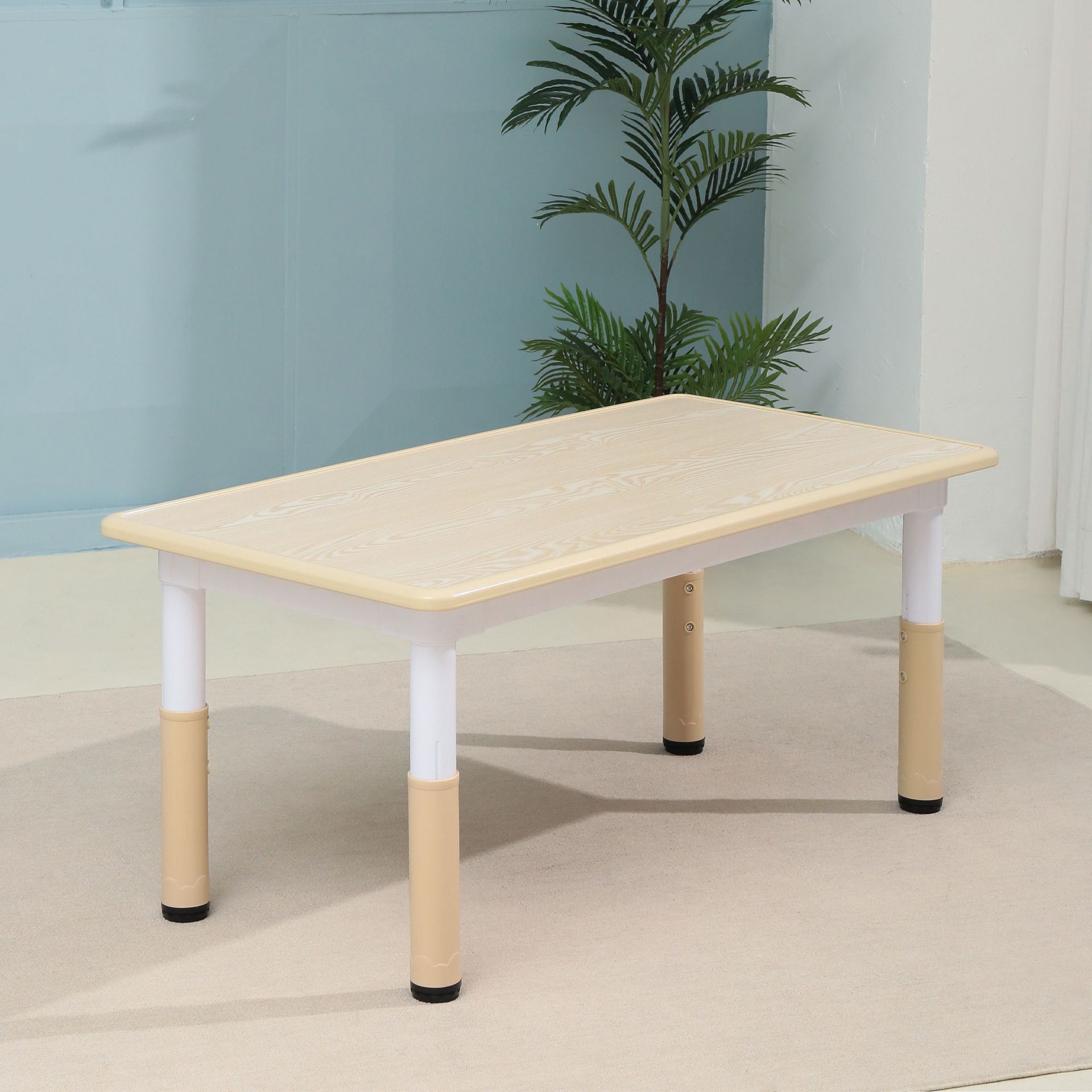 Mesa individual color madera veteada.