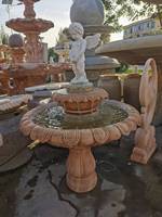 Sculpture de jardin antique en pierre de marbre de calcaire naturel, fontaine d'eau de style Renaissance, statue de garçon qui fait pipi, élégante