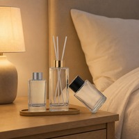 Ensemble de 3 flacons diffuseurs de parfum vides en verre transparent avec plateau en bois et bouchons dorés, argentés et noirs