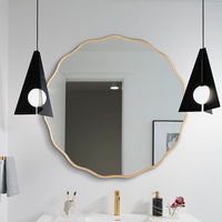 Miroir moderne irrégulier avec cadre en PVC Miroir mural de coiffeuse pour salle de bain en verre fait à la main pour la décoration de la maison Miroir