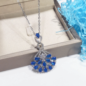 Collier pendentif de luxe pour femme, chaîne à breloques avec pierre bleue étincelante et complexe - Product Image 1