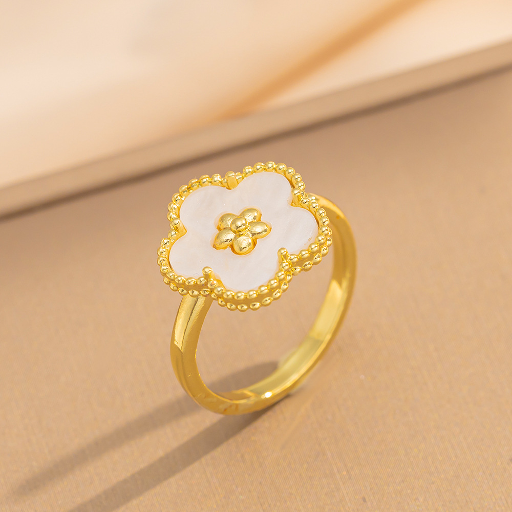 Bague fleur de prunier en or 9004 et coquillage blanc