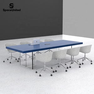 Postes de travail minimalistes en bois massif et tables de conférence de luxe SpaceUnited - Product Image 1