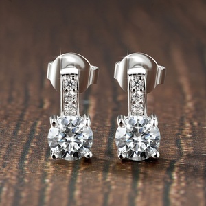 Exquisitos Pendientes Pequeños de Oro de 14k con Moissanita Certificada VVS1 D, Corte Redondo, Joyería para Mujer - Product Image 2