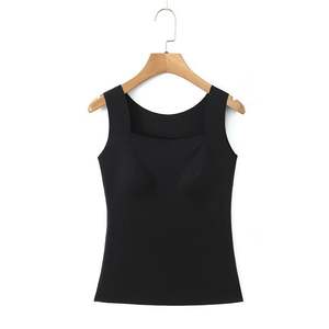 Camiseta sin mangas para mujer de talla grande, negra, sin costuras, de alta elasticidad, tejida en nailon, con almohadillas de sujetador incorporadas para un uso cómodo. - Product Image 1