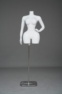 Maniquí de Torso Femenino de Talla Grande con Acabado Galvanizado en Oro y Brazos Desmontables - Product Image 3