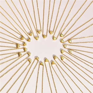 Collier personnalisé avec pendentif en forme de cœur en acier inoxydable plaqué or, avec initiale - Product Image 1