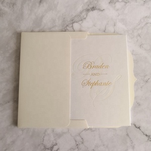 Volumetti cartonati di lusso invito a nozze con iniziali di lamina di perla nomi di lamina d'oro copertura busta tascabile varie opzioni di colore - Product Image 5
