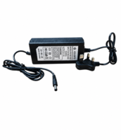 Adaptor Daya Desktop OEM ODM dengan Colokan UK, Konektor DC yang Dapat Disesuaikan untuk Smart Gateway, IoT Hub, dan Jam
