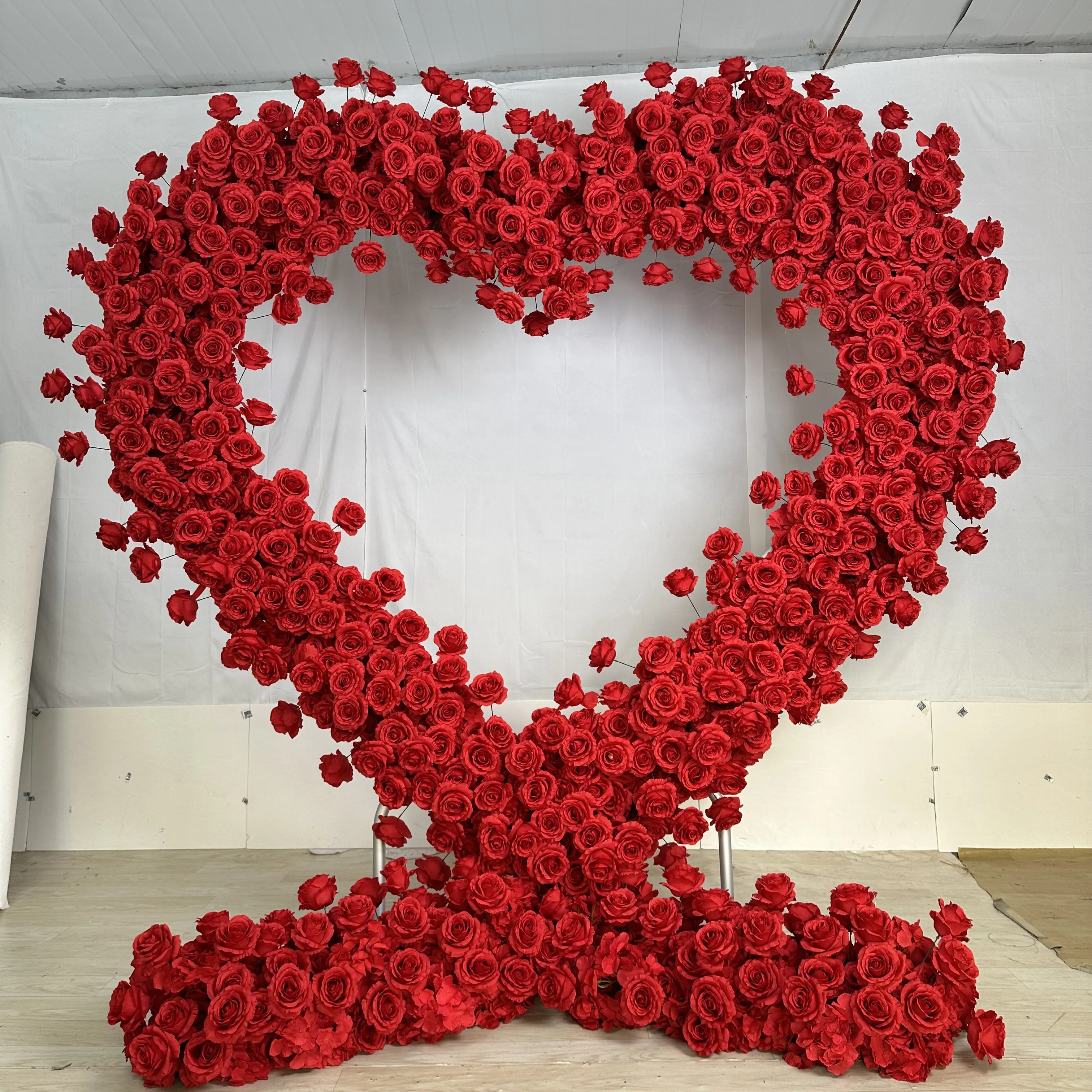 A-FHA003 vente en gros d'arc de fleur rouge artificielle en forme de coeur arc de fleur pour la décoration de toile de fond de fleurs d'arc de mariage