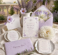 Ensemble de cartes d'invitation de mariage personnalisées avec enveloppe, bordure gaufrée étoile lavande, monogramme et doublure motif jardin aquarelle