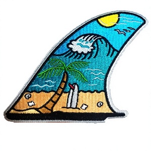 Patch brodé de planche de surf avec palmier de plage, vague et soleil, à coudre sur les vêtements - Product Image 1