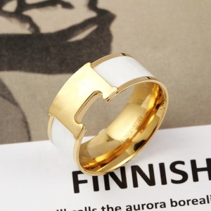 Bague de luxe en acier inoxydable plaqué or 18 carats avec lettre H pour femme - Product Image 2