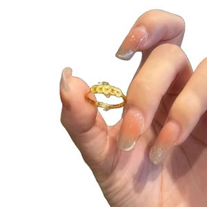 Anillo <span class=keywords><strong>de</strong></span> latón con diseño <span class=keywords><strong>de</strong></span> moneda para mujer, <span class=keywords><strong>el</strong></span> mismo estilo popular en Xiaohongshu (<span class=keywords><strong>Libro</strong></span> Rojo Pequeño), es un nuevo diseño 2025 con <span class=keywords><strong>cinco</strong></span> elementos. - Product Image 5