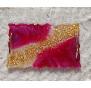 ถาดเรซินตกแต่งพร้อมที่จับเหมาะสำหรับจัดระเบียบหรือแสดงสิ่งของในห้องใดก็ได้ - Product Image 1