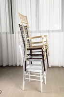 Chaise Chiavari en résine dorée empilable pour événements, jardins, patios et terrasses commerciaux